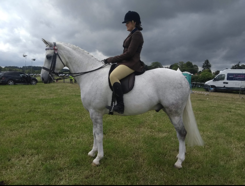 Zoe-Byers-and-Yarlbank-Endeavour