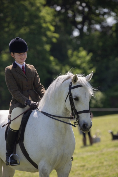 Elicia-Smithers-and-Chilham-Pearly-King